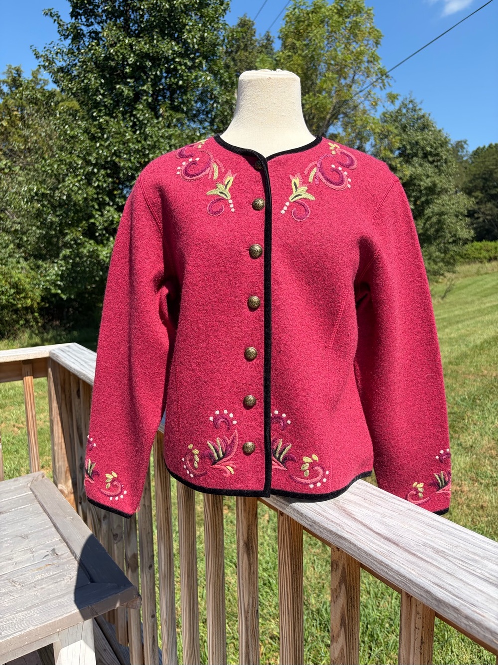 Icelandic Design 98% Wool Embroidered Cardigan Sweater Size Medium FLAWED